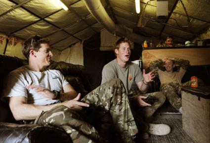 هاري سعيد بحمل كايت ويتكلم عن صوره العارية